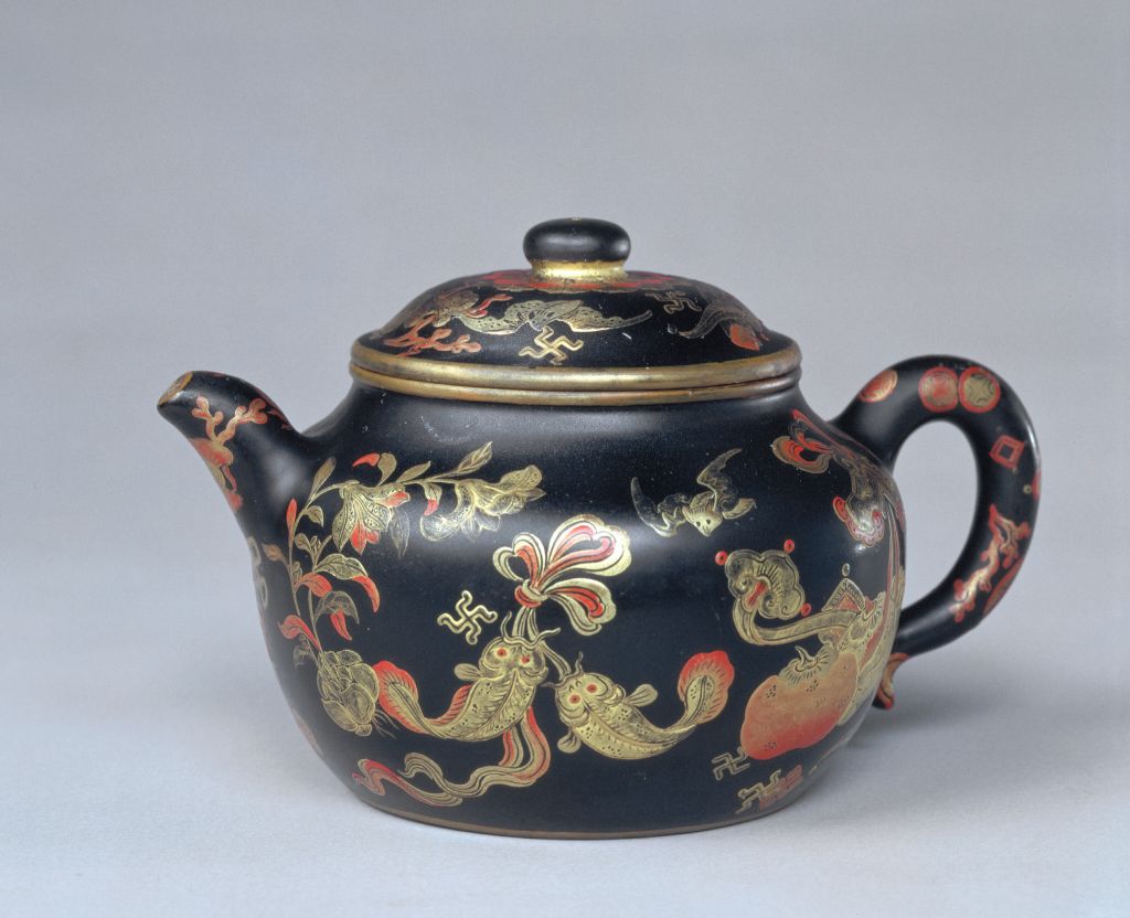 图片[2]-Yixing kiln with purple sand body and black paint painted with gold “auspicious and abundant” pattern holds the pot-China Archive